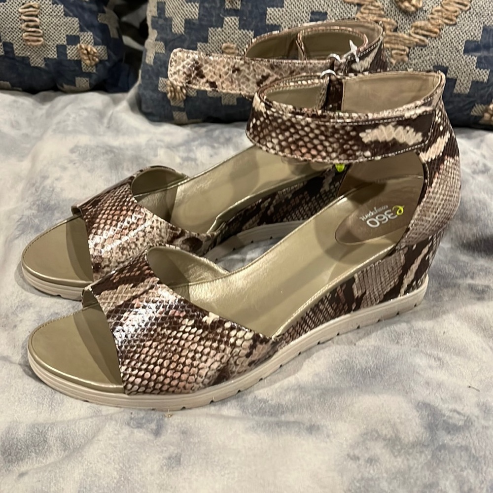 NWT Snake Pattern Wedge Sandals